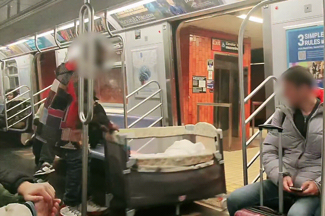 아기침대 끌고 와 '숙면'…뉴욕 지하철 황당 영상 화제 | 인스티즈