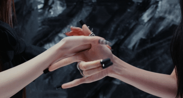 공개되고 난리난 오늘 컴백한 미야오 뮤비...gif | 인스티즈