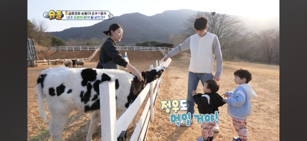[슈돌] 목장 먹이주기 체험하는 정우 | 인스티즈