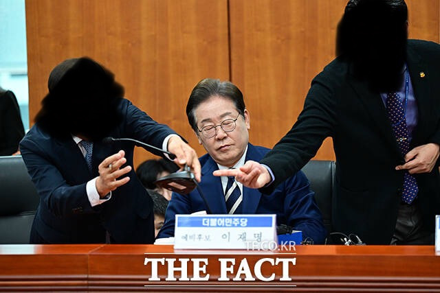 "말실수 꼬투리 잡힐라"…마이크 치워달라 요청하는 이재명 [TF포착] | 인스티즈