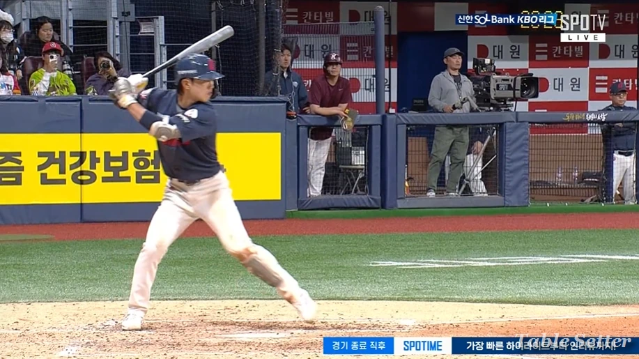 롯데 전민재 머리에 공 맞는 사고.gif | 인스티즈