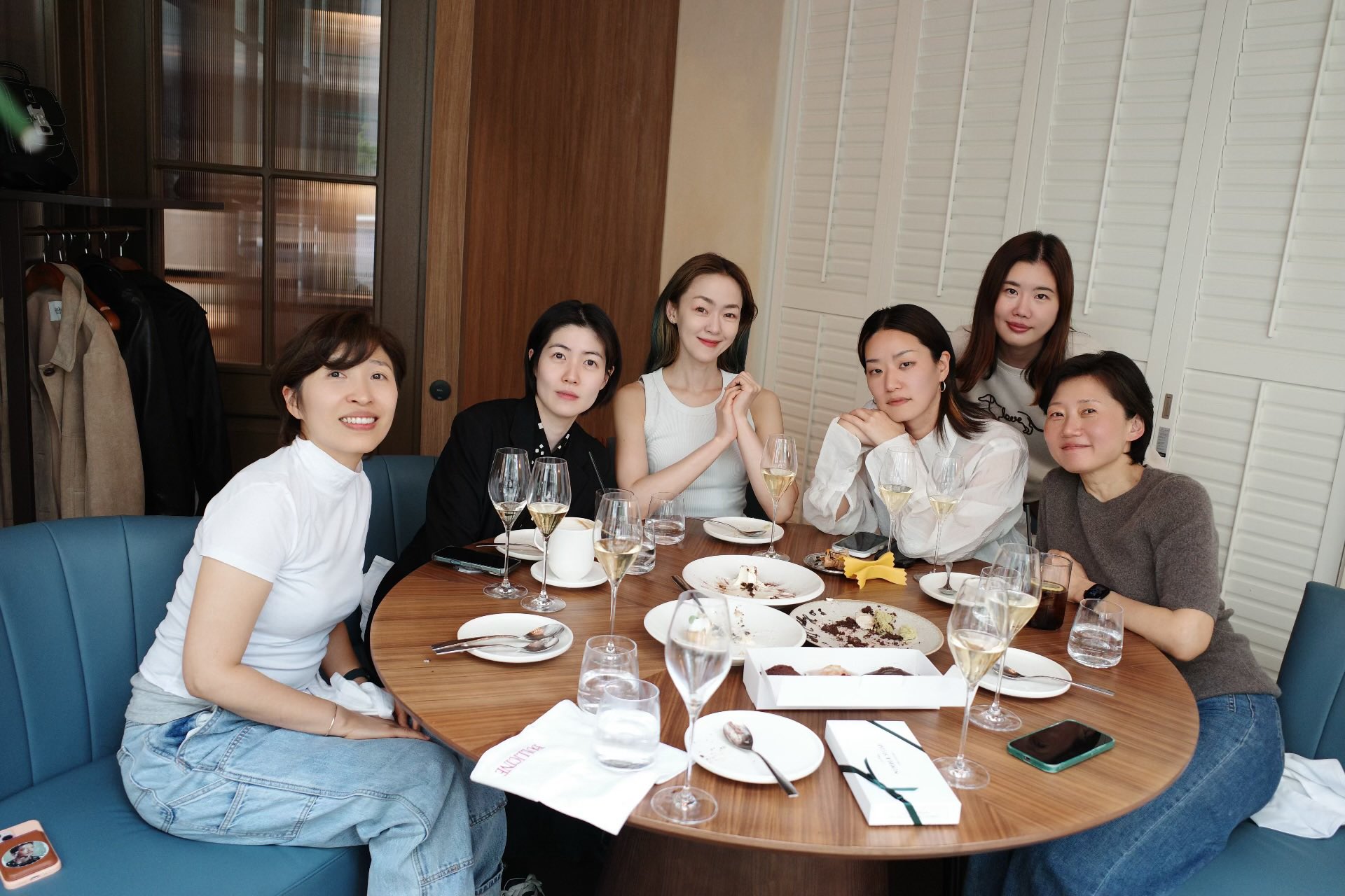  만나면 각자 뛰어난 문화적 소양을 자랑할 것만 같은 느좋 짱멋 여성들의 모임.jpg..