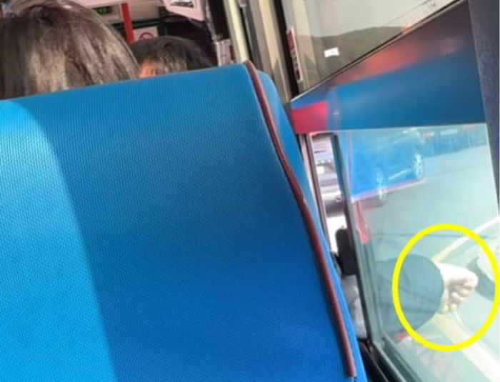  sns에서 논란 중인 제주 버스 중국인 탑승객 실내흡연.jpg1