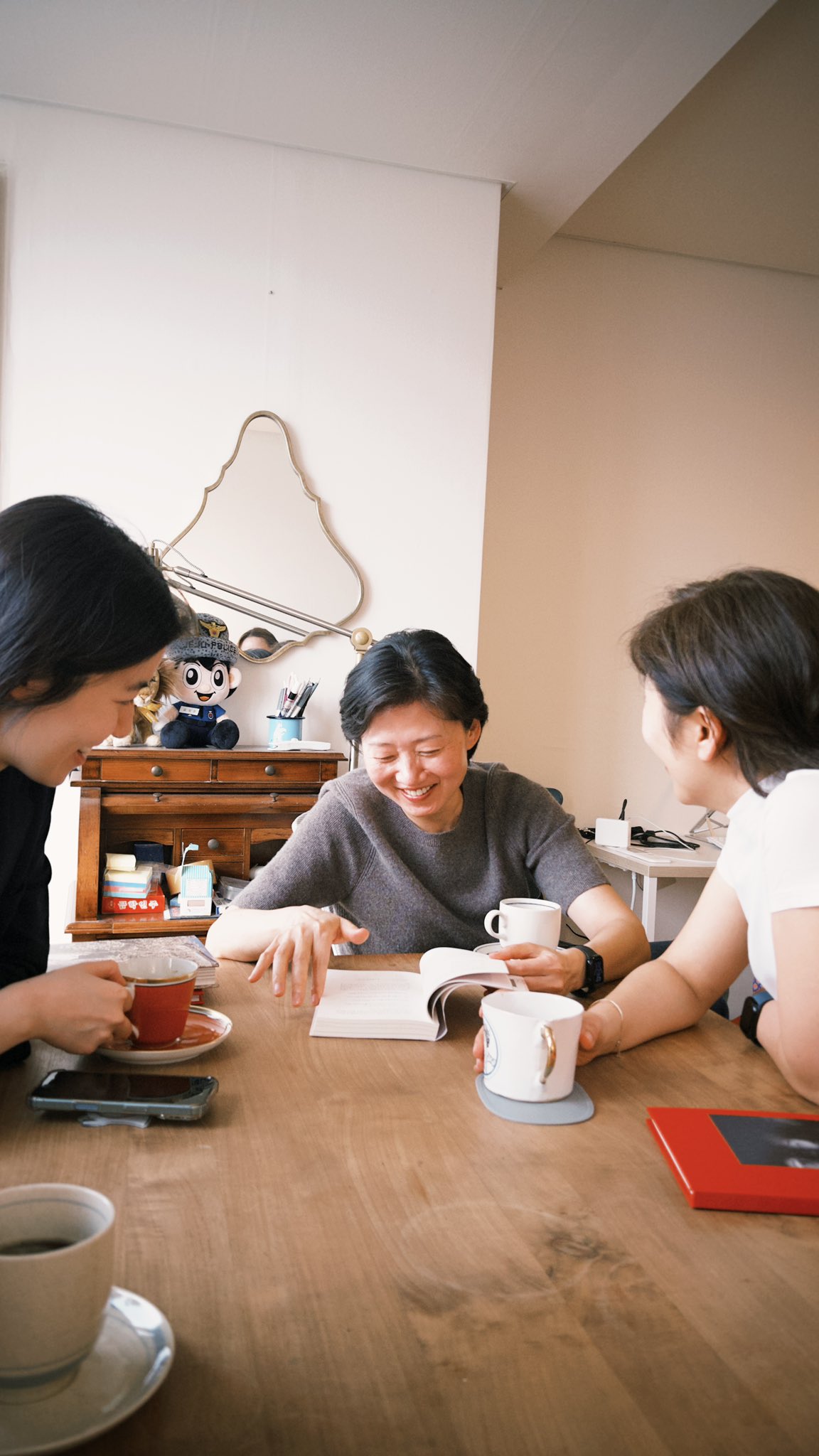 만나면 각자 뛰어난 문화적 소양을 자랑할 것만 같은 느좋 짱멋 여성들의 모임.jpg | 인스티즈