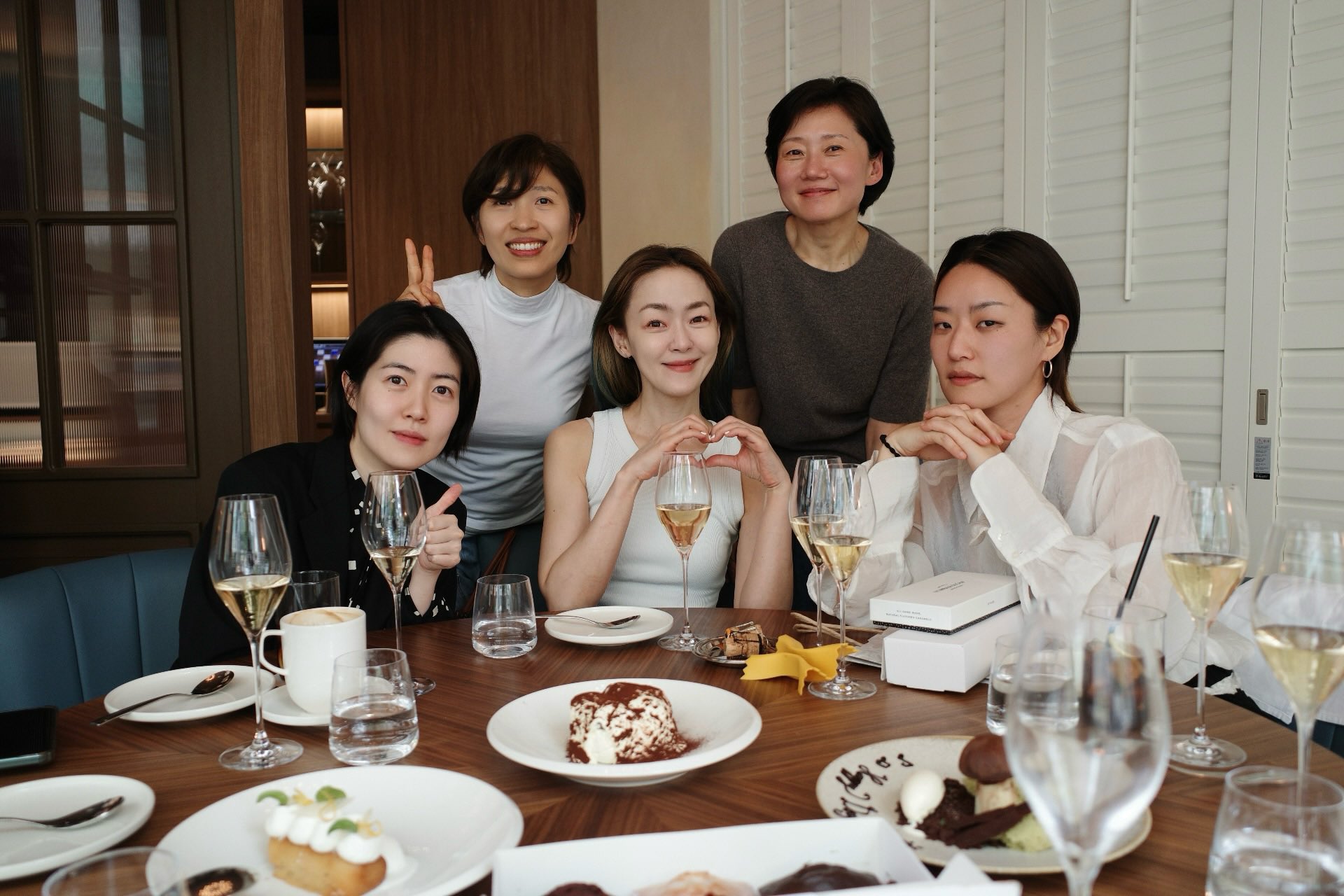 만나면 각자 뛰어난 문화적 소양을 자랑할 것만 같은 느좋 짱멋 여성들의 모임.jpg | 인스티즈