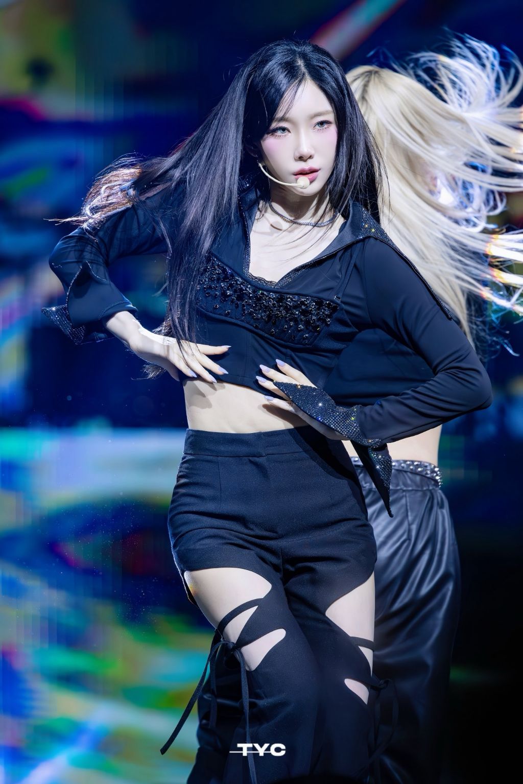  콘서트에서 보라색, 파란색 섀도우 바른 소녀시대 태연