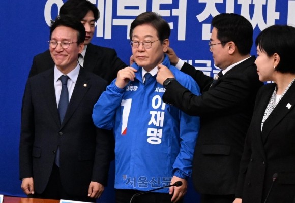 '빨간 점' 찍고 나타낸 이재명… 선거운동복에도 '통합' 강조 | 인스티즈
