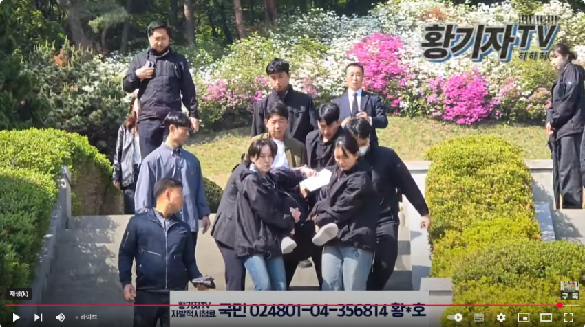 이재명 묘소 참배 중 괴한 난입 진압 | 인스티즈