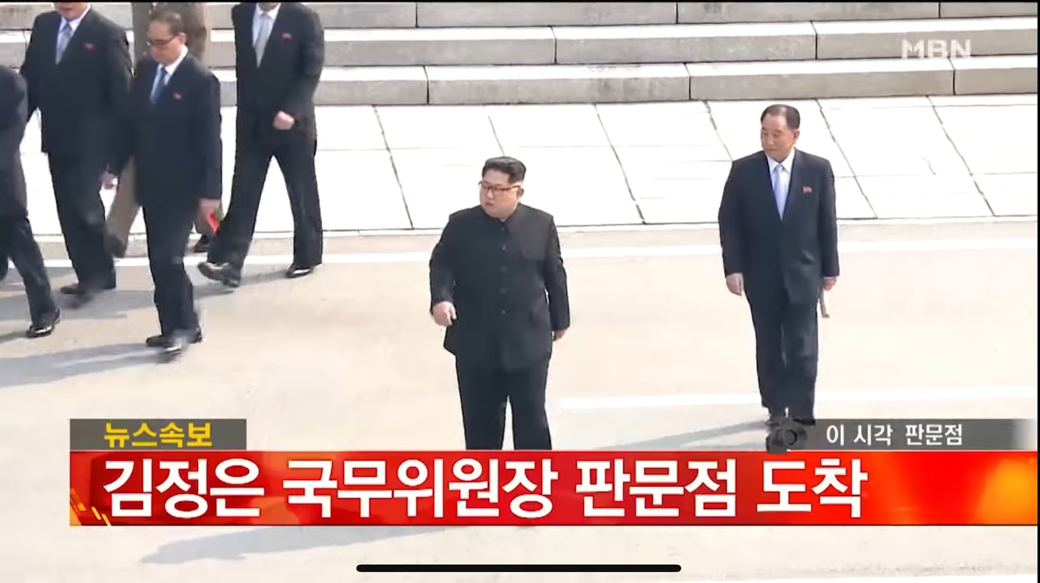  한국사람 심장 터질뻔한,, 문재인대통령 북한땅 밟은날.jpgif