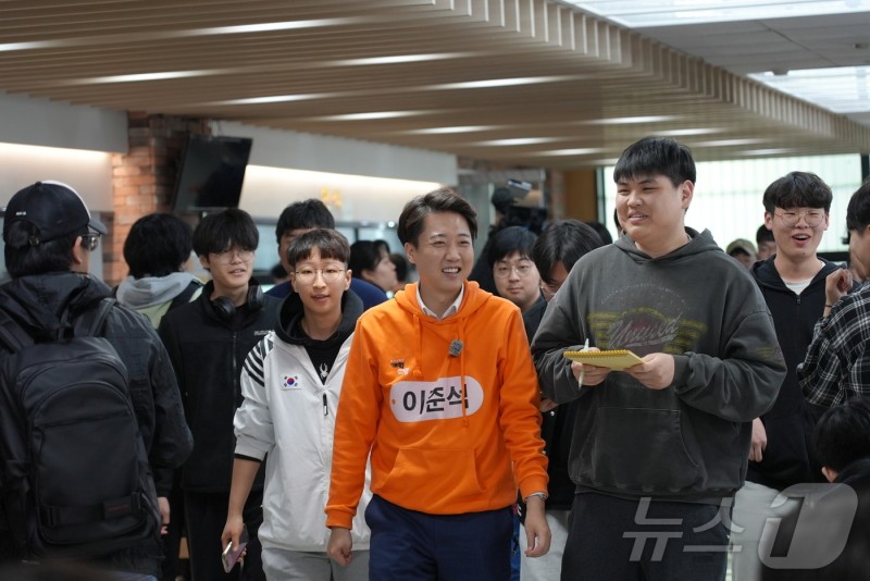 학생식당 찾은 이준석 후보 | 인스티즈
