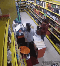  순발력 뛰어난 마트 직원.gif