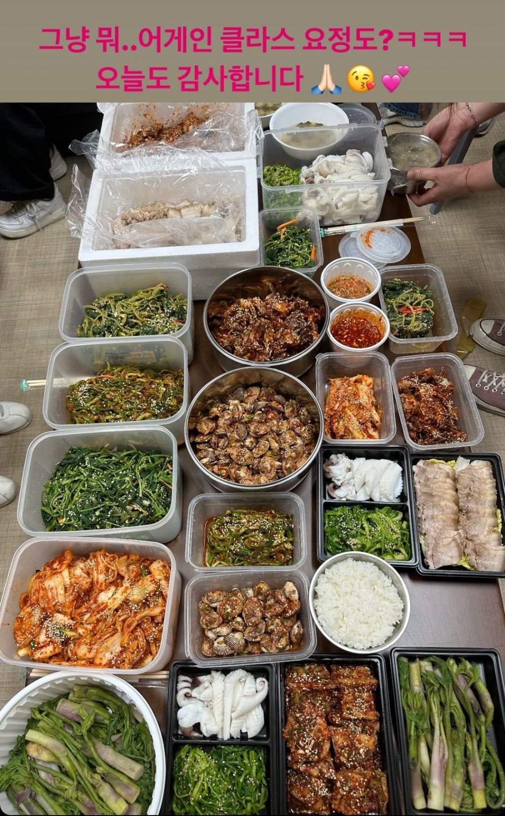  미쳤다 두릅이랑 꼬막 큰것봐 수육 ㅠㅠㅠ 햇반 하나 들고 옆에서 먹고싶어 ㅠㅠㅠ.x..
