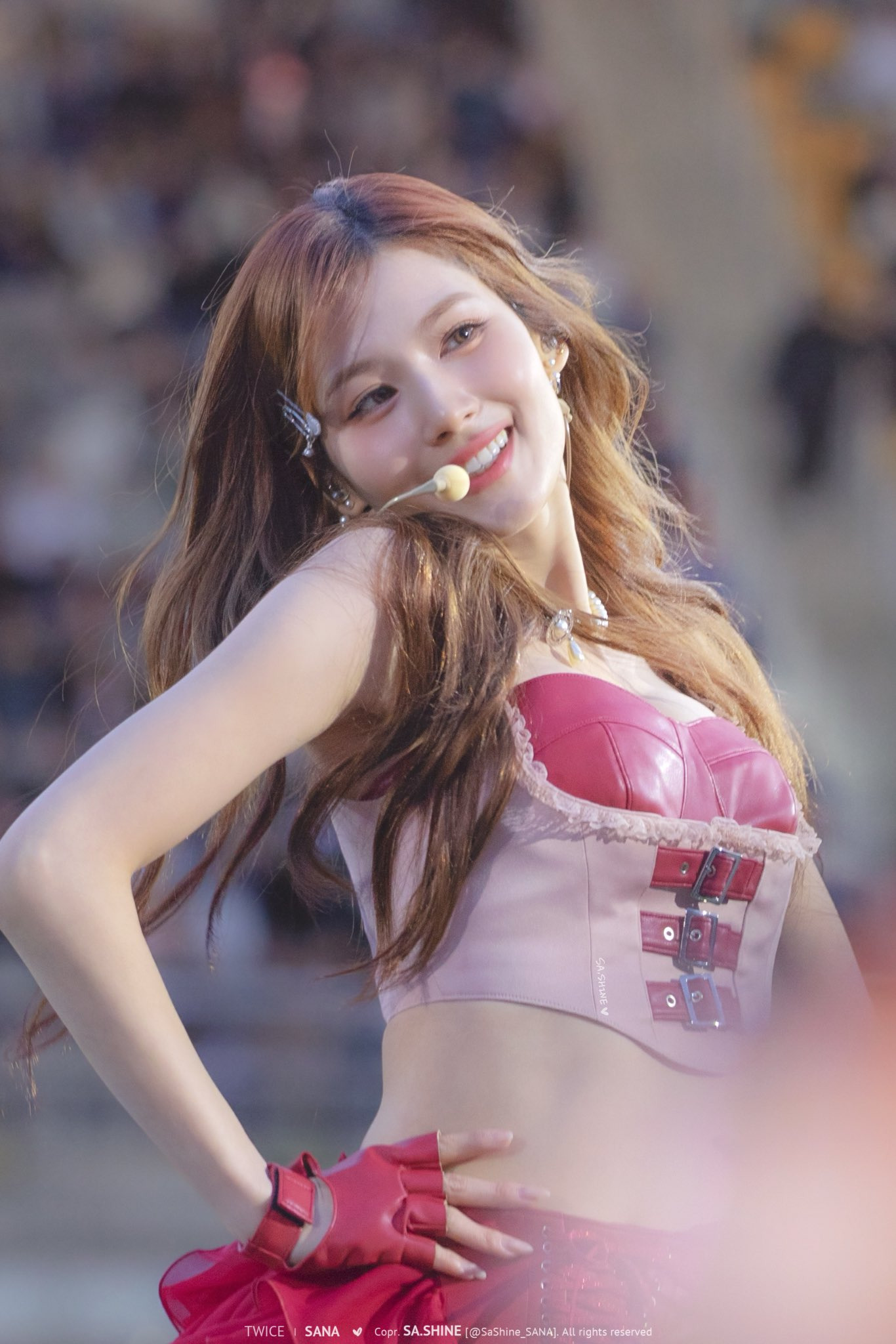 콜드플레이 콘서트에서 트와이스 사나.jpg | 인스티즈