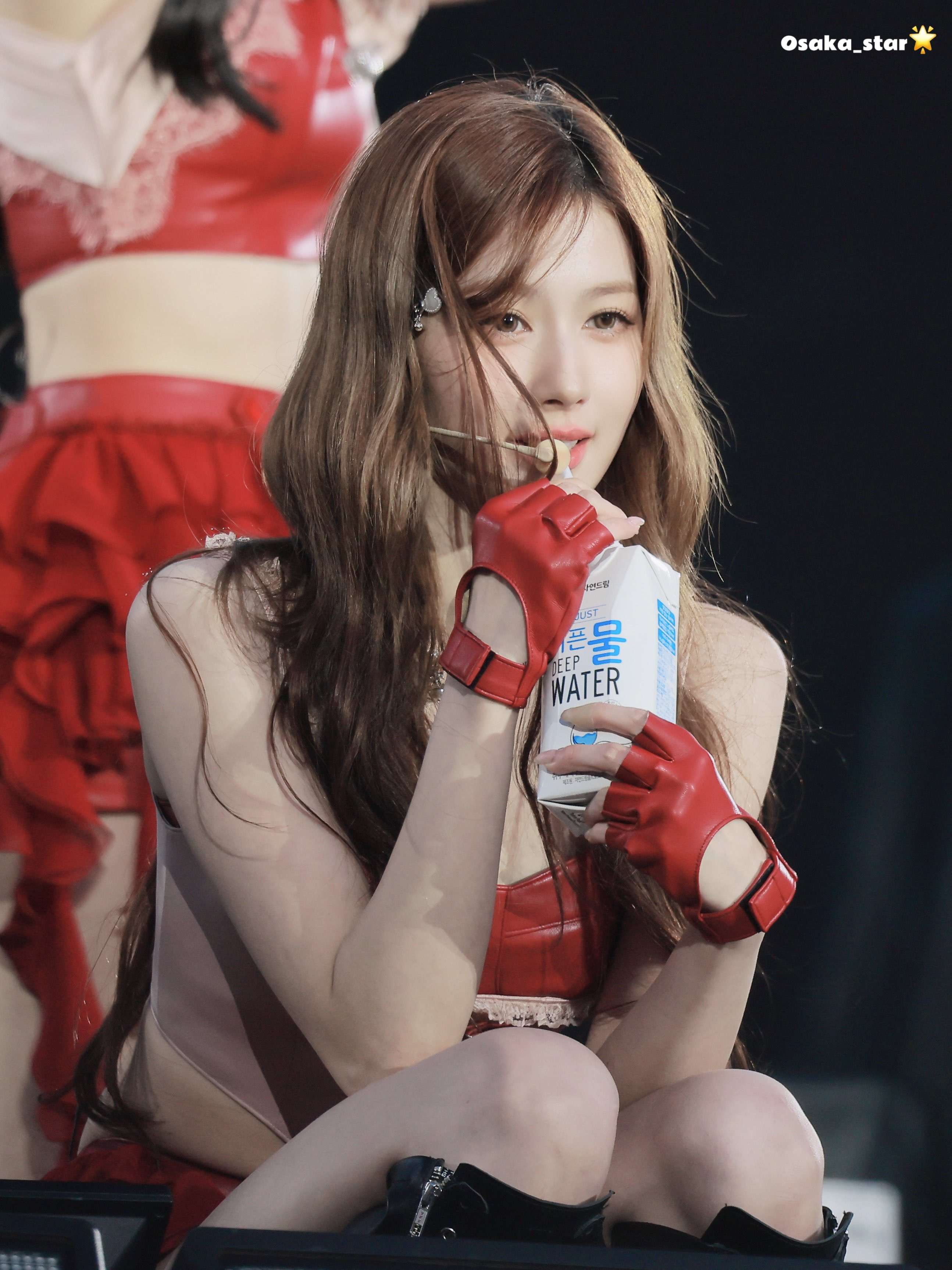 콜드플레이 콘서트에서 트와이스 사나.jpg | 인스티즈