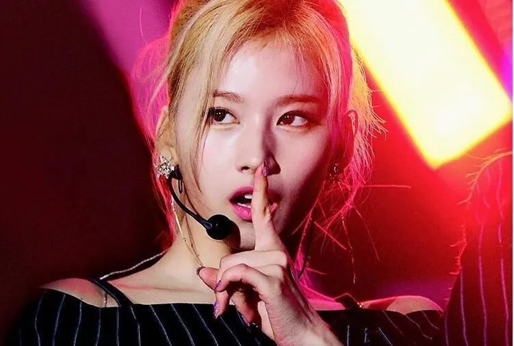 핫팬츠, 탱크탑 입고 엉덩이 돌리는 시나