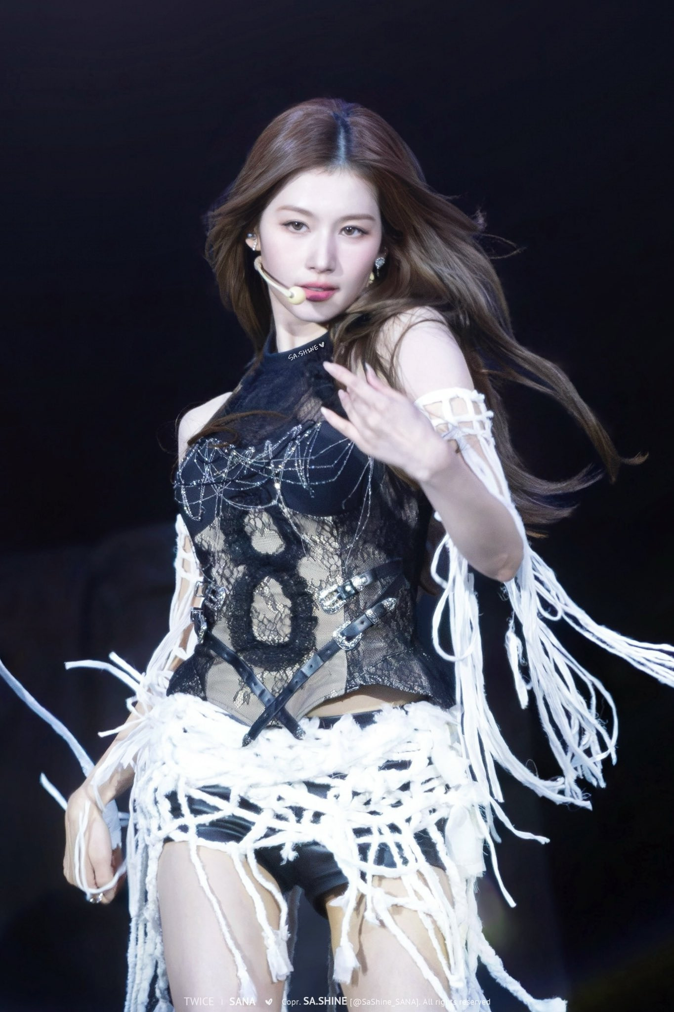 콜드플레이 콘서트에서 트와이스 사나.jpg | 인스티즈