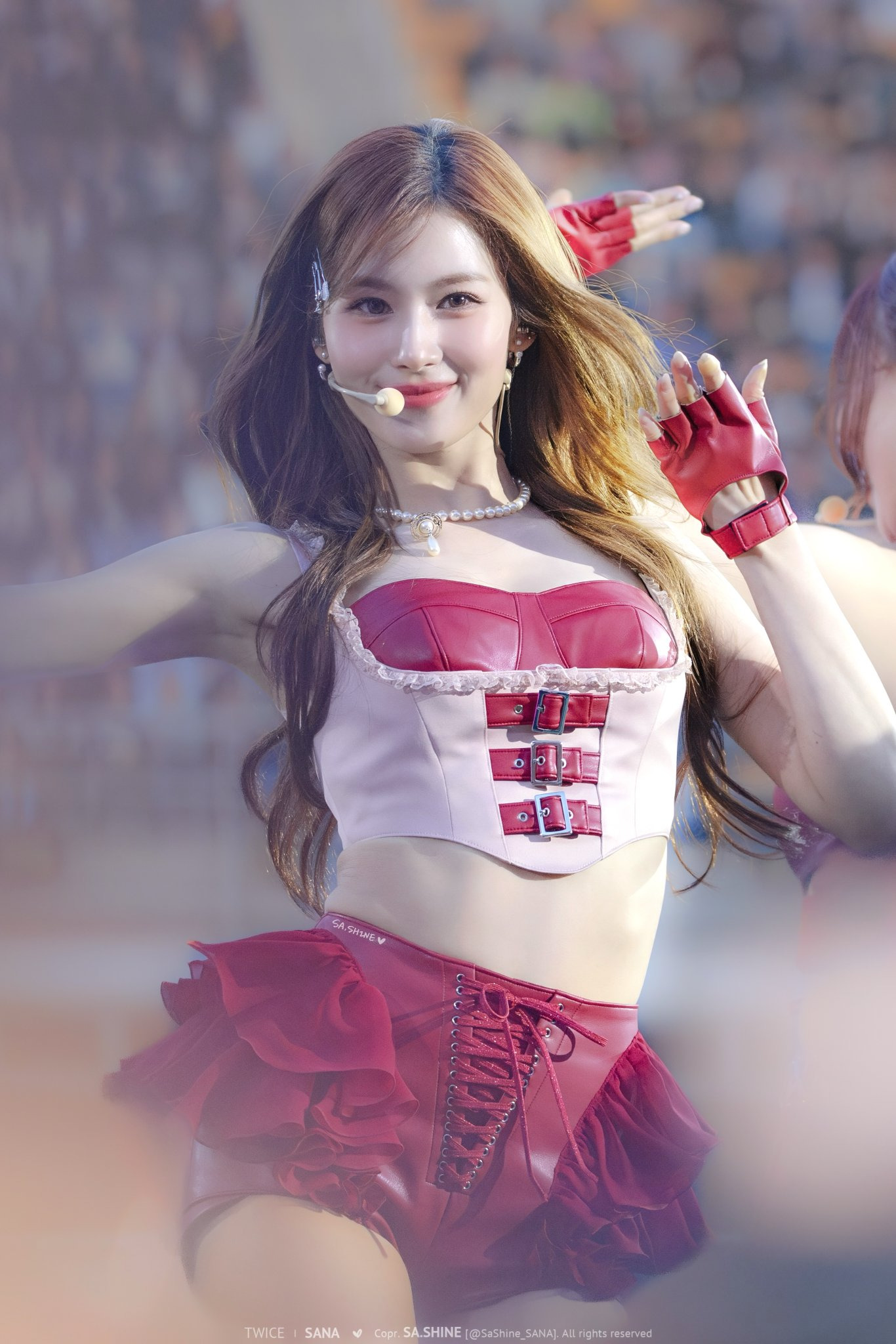 콜드플레이 콘서트에서 트와이스 사나.jpg | 인스티즈