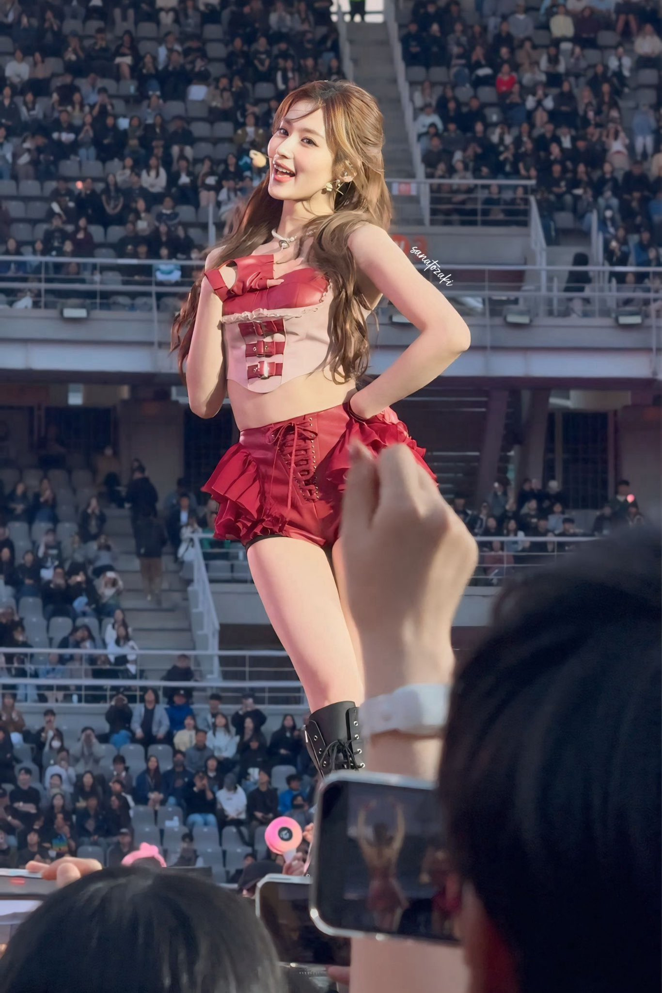 콜드플레이 콘서트에서 트와이스 사나.jpg | 인스티즈