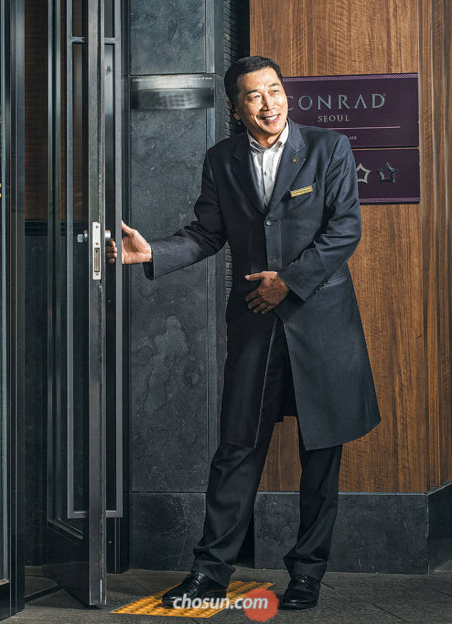 매일 1000번은 인사.. 내 특기는 '갑질 손님' 마크입니다 | 인스티즈
