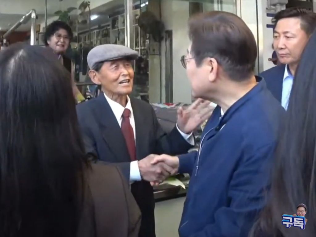 오늘자 철원 방문한 이재명에게 꽃 주는 할아버지 🥹 | 인스티즈