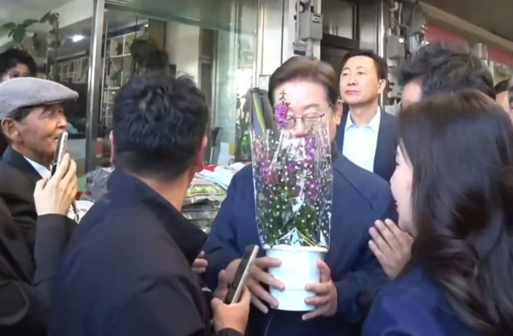 오늘자 철원 방문한 이재명에게 꽃 주는 할아버지 🥹 | 인스티즈