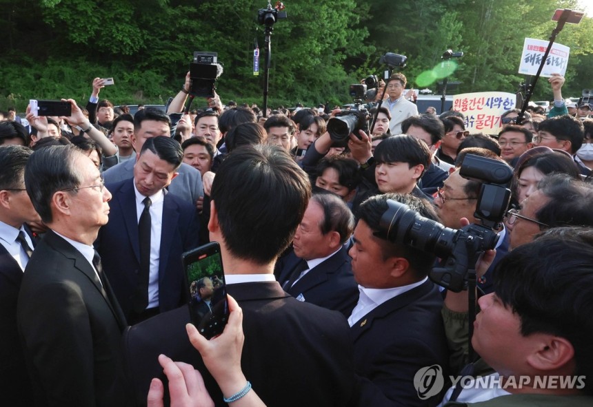 내란범 주제에 518 묘역 간다고 깝쳤다가 쫓겨난 한덕수 | 인스티즈