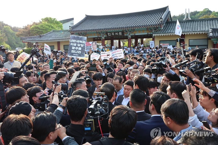 내란범 주제에 518 묘역 간다고 깝쳤다가 쫓겨난 한덕수