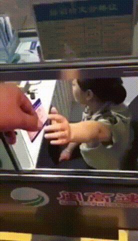  기싸움 레전드.gif