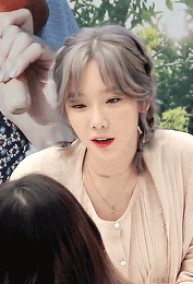  꿀 떨어지는 눈으로 팬을보는 태연