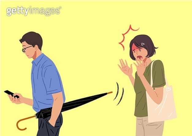 들고있는 우산 뺏어서 뒷통수 후리고 싶은 개매너.jpgif | 인스티즈