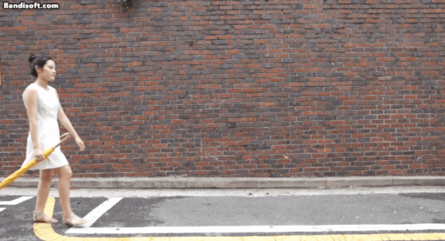 들고있는 우산 뺏어서 뒷통수 후리고 싶은 개매너.jpgif | 인스티즈