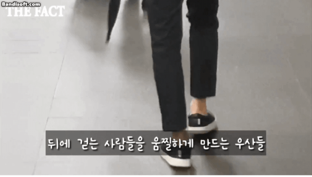들고있는 우산 뺏어서 뒷통수 후리고 싶은 개매너.jpgif | 인스티즈