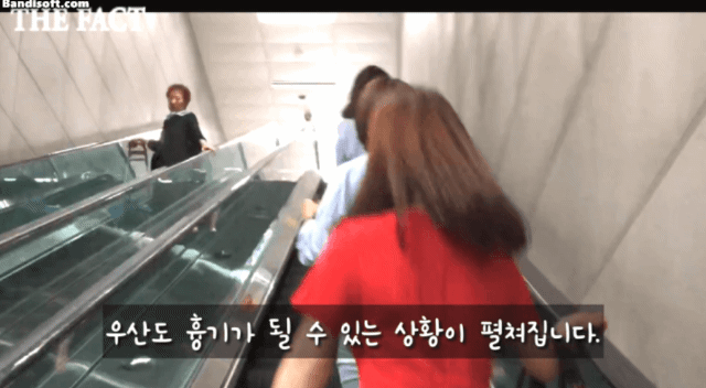 들고있는 우산 뺏어서 뒷통수 후리고 싶은 개매너.jpgif | 인스티즈