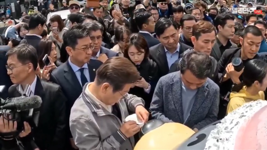  강릉주민 목소리 듣고 바로 멈춰서서 수첩꺼내 메모하고 번호 따간 이재명 후보
