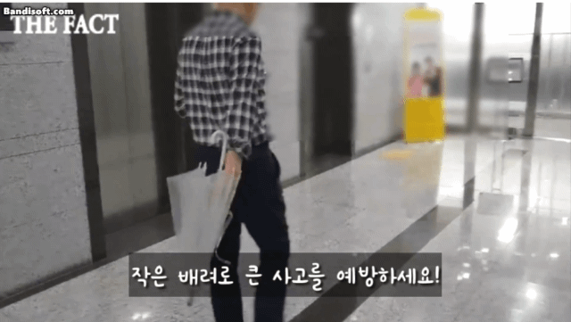 들고있는 우산 뺏어서 뒷통수 후리고 싶은 개매너.jpgif | 인스티즈