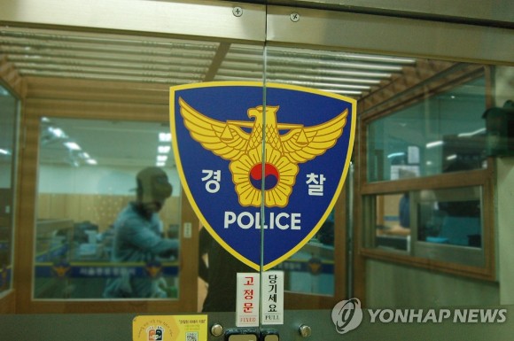 또 마트에서…가방에서 흉기 꺼내 휘두른 남성 체포 | 인스티즈