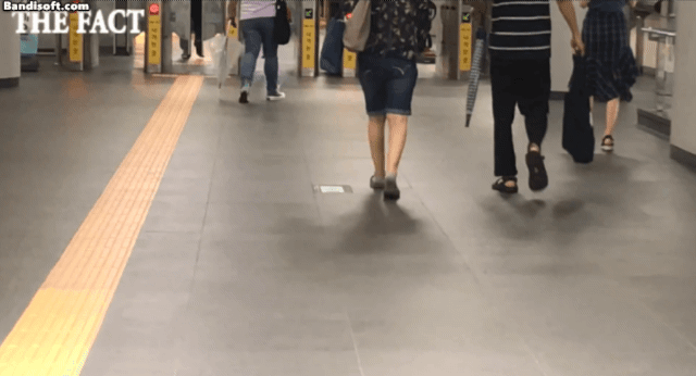 들고있는 우산 뺏어서 뒷통수 후리고 싶은 개매너.jpgif | 인스티즈