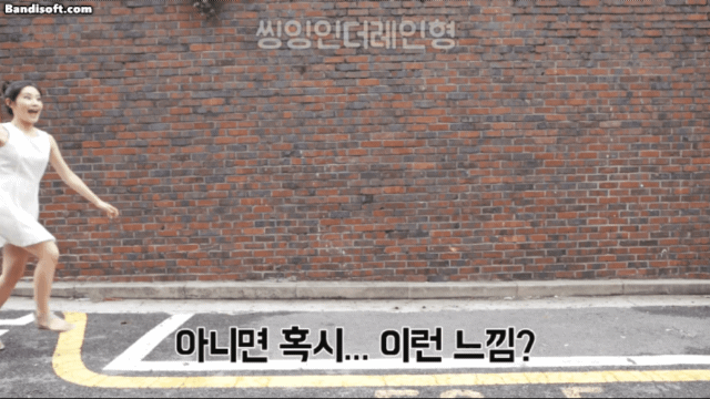 들고있는 우산 뺏어서 뒷통수 후리고 싶은 개매너.jpgif | 인스티즈