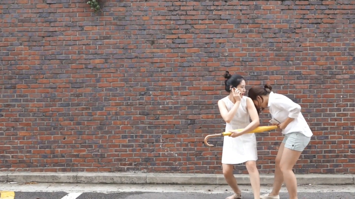 들고있는 우산 뺏어서 뒷통수 후리고 싶은 개매너.jpgif | 인스티즈