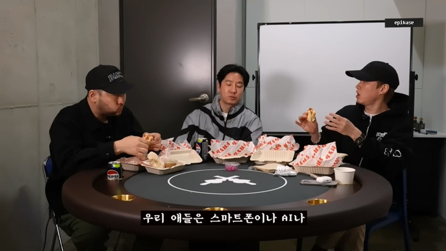  폰 없던 시절에는 연락은 어떻게 하고, 약속은 어떻게 잡았어요?1
