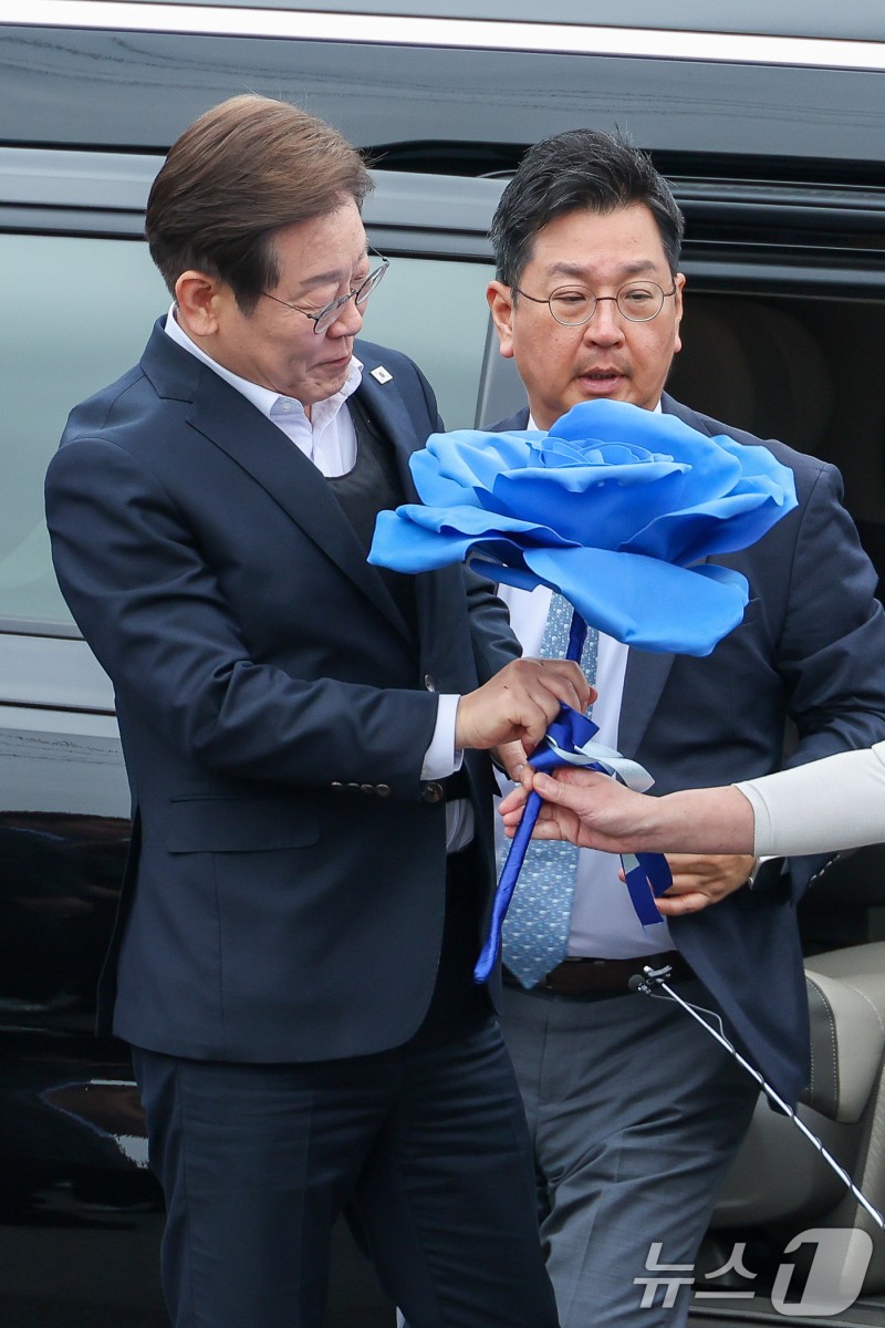 파란 종이꽃 선물받은 이재명 | 인스티즈