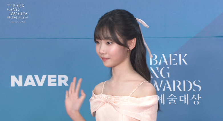 아이유가 준비해준 드레스 입고 백상 레드카펫 나온 폭싹속았수다 어린 애순역의 아역배우 김태연 | 인스티즈