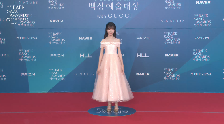 아이유가 준비해준 드레스 입고 백상 레드카펫 나온 폭싹속았수다 어린 애순역의 아역배우 김태연 | 인스티즈