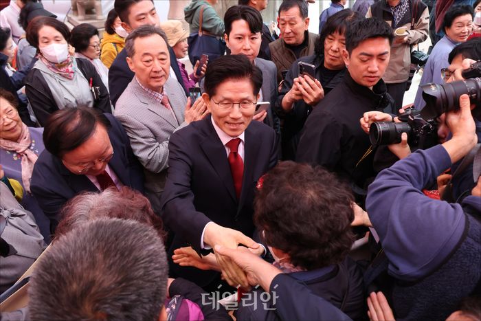 어제오늘 행복해 보이는 김문수 | 인스티즈