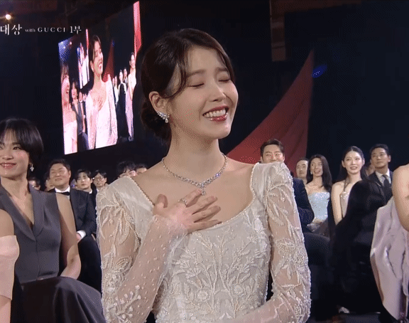 하염없이 아이유만 쳐다보는 폭싹 금명이 아역 배우.twt