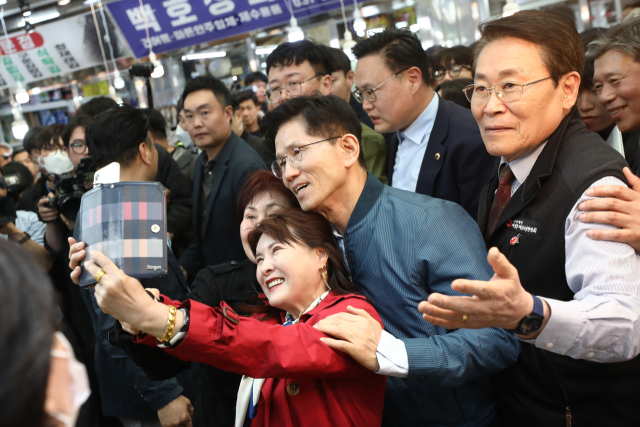  어제오늘 행복해 보이는 김문수