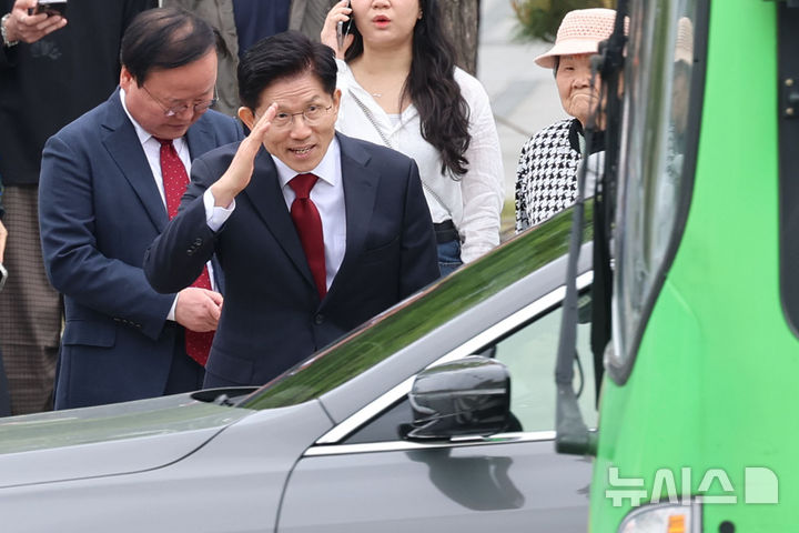 어제오늘 행복해 보이는 김문수 | 인스티즈