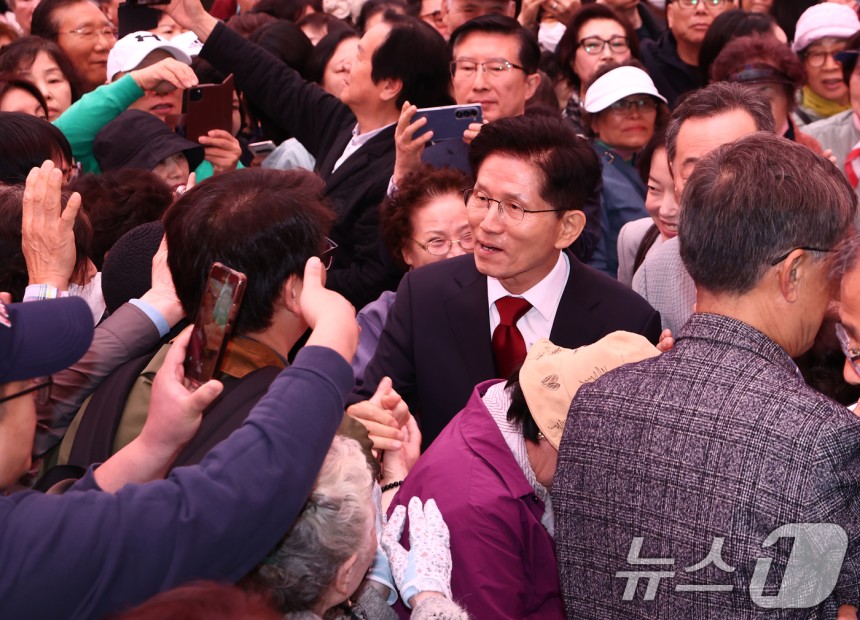 어제오늘 행복해 보이는 김문수 | 인스티즈