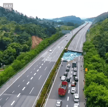  도로를 꽉 막아버린 고속도로 사고..gif