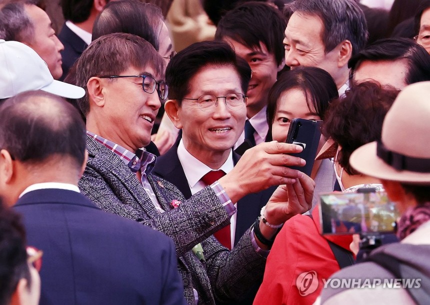 어제오늘 행복해 보이는 김문수 | 인스티즈